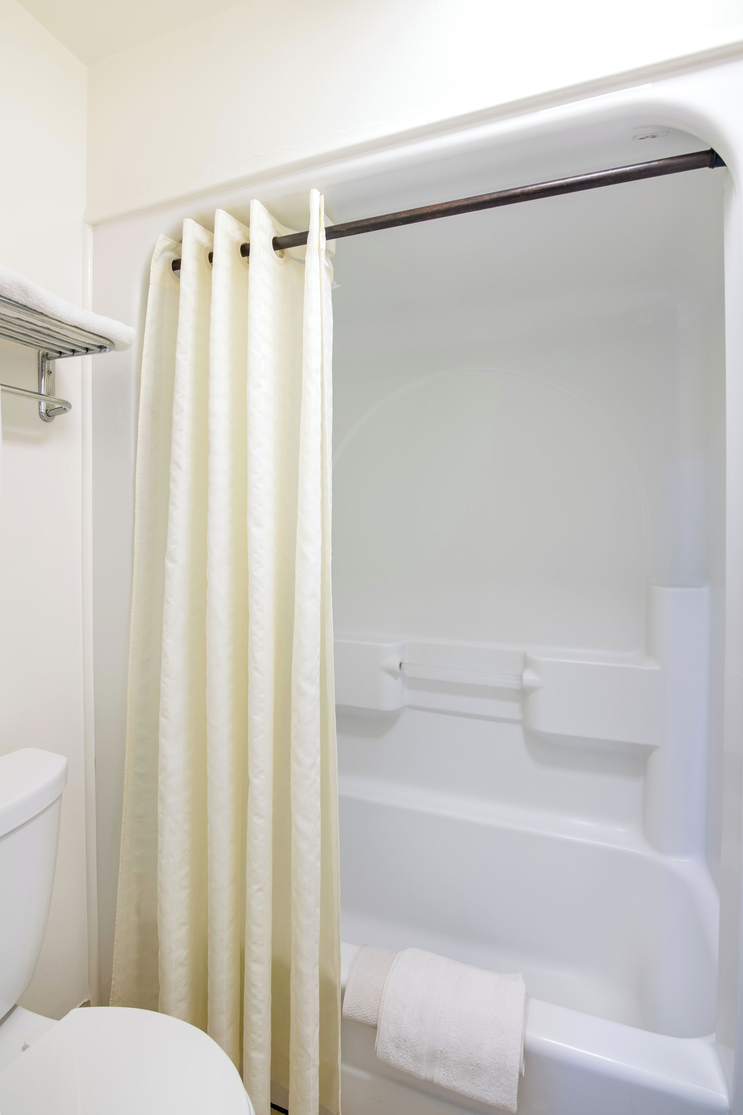 deluxe suite, multiple beds, kitchen | bathroom | combined shower/bathtub, hair dryer, towels