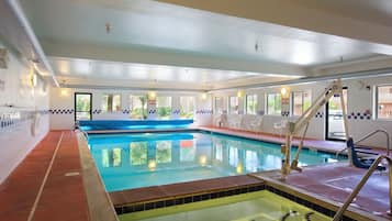 Inomhuspool och utomhuspool