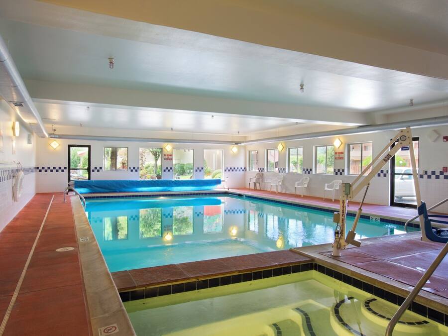 Inomhuspool och utomhuspool
