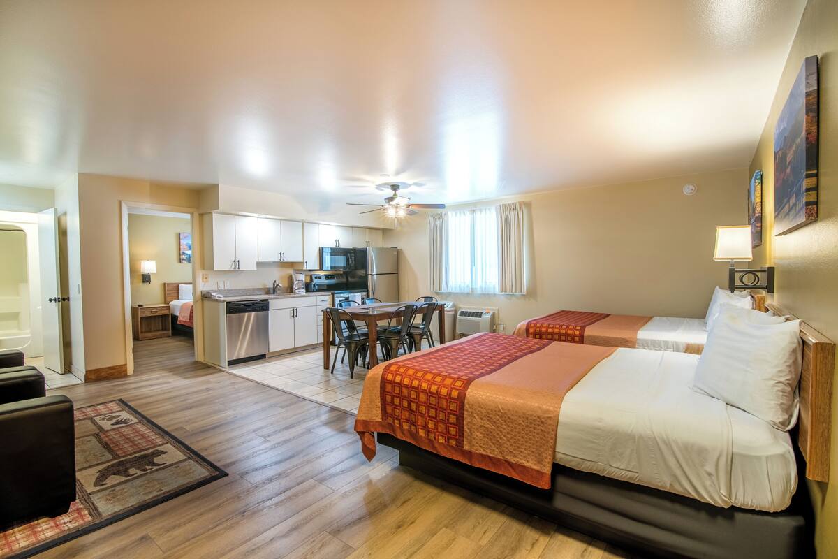 deluxe suite, multiple beds, kitchen | free wifi, bed sheets, wheelchair access