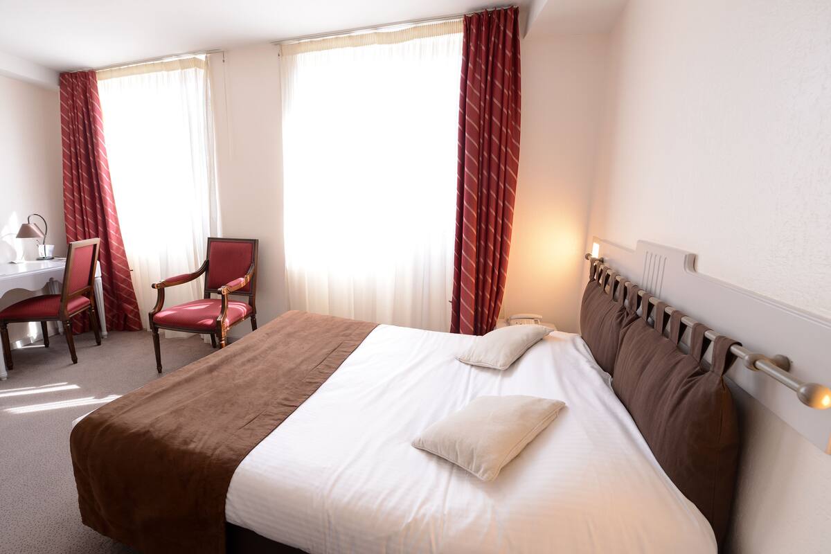 Premium bedding, in-room safe, desk, blackout drapes