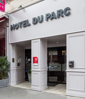 Unclassified image, 4 of 24, button - Hotel du Parc (Lyon)
