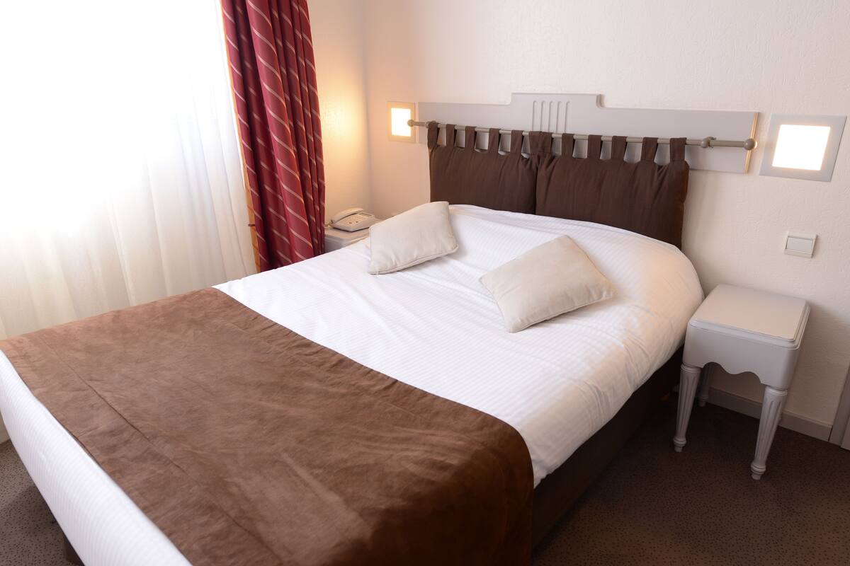Premium bedding, in-room safe, desk, blackout drapes