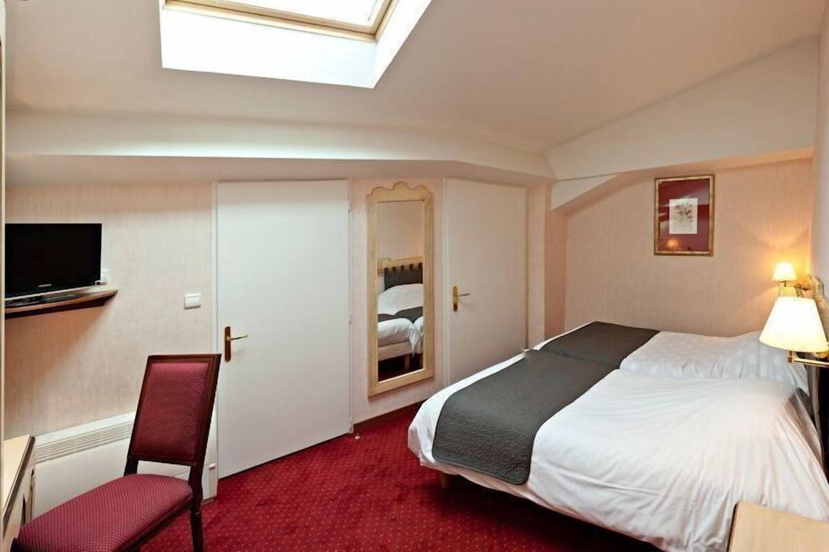 Premium bedding, in-room safe, desk, blackout drapes