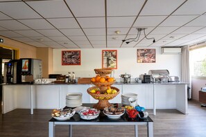 Daily continental breakfast for a fee - Hotel Thomas (Le Cannet)