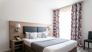 In-room safe, iron/ironing board (on request), cribs (free) - Hotel Thomas (Le Cannet)