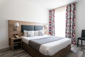 Caja de seguridad en la habitación y tabla de planchar con plancha