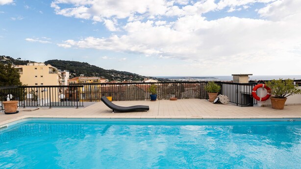 Outdoor pool, open 8:00 AM to 8:00 PM, sun loungers - Hotel Thomas (Le Cannet)