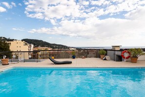 Outdoor pool, open 8:00 AM to 8:00 PM, sun loungers - Hotel Thomas (Le Cannet)