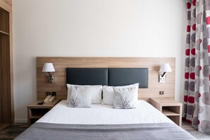 In-room safe, iron/ironing board, free cribs/infant beds, rollaway beds - Hotel Thomas (Le Cannet)