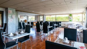 Free toiletries, hair dryer, towels - Hotel Thomas (Le Cannet)