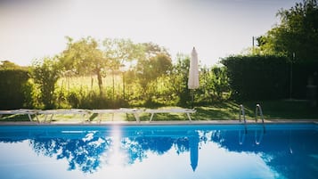 Piscine extérieure, parasols de plage, chaises longues