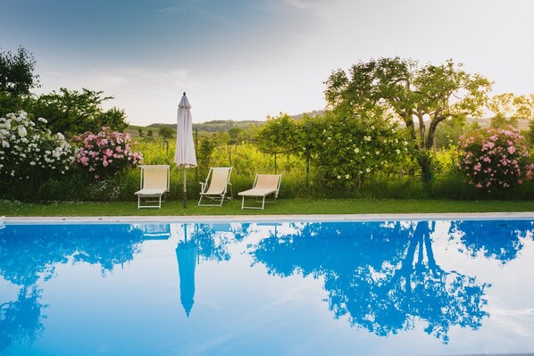 Piscine extérieure, parasols de plage, chaises longues