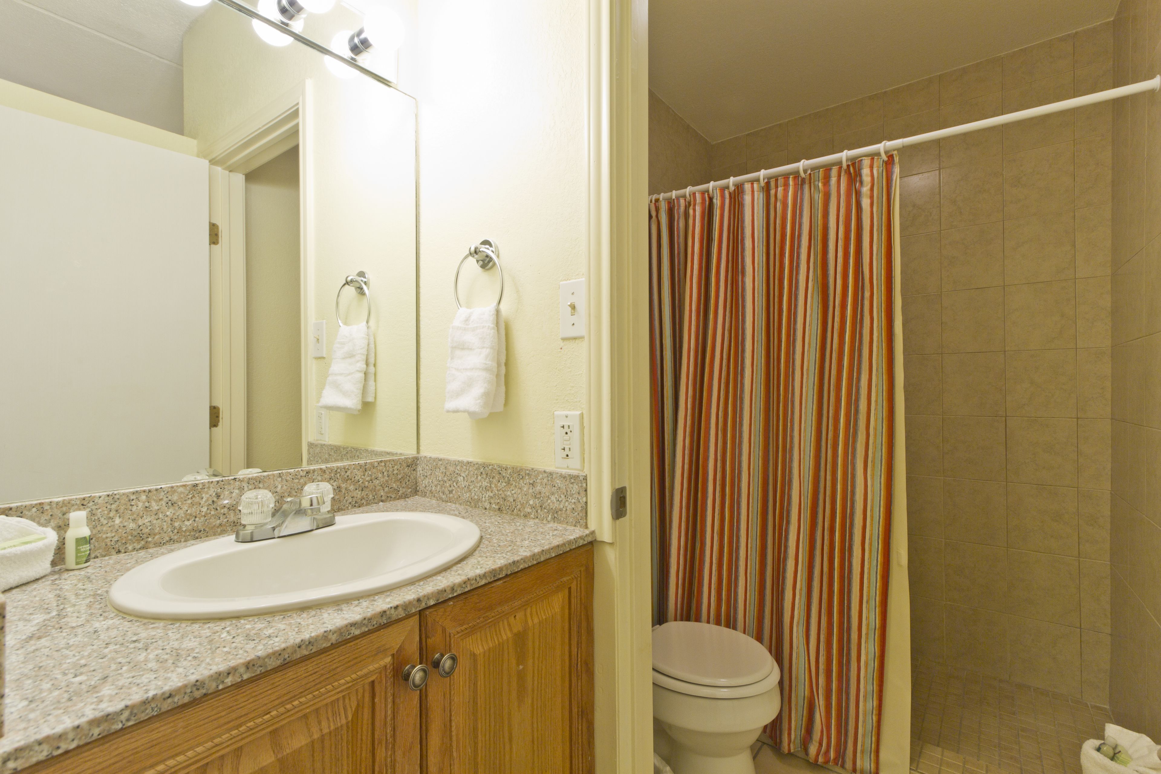 superior room | bathroom | free toiletries, hair dryer, towels