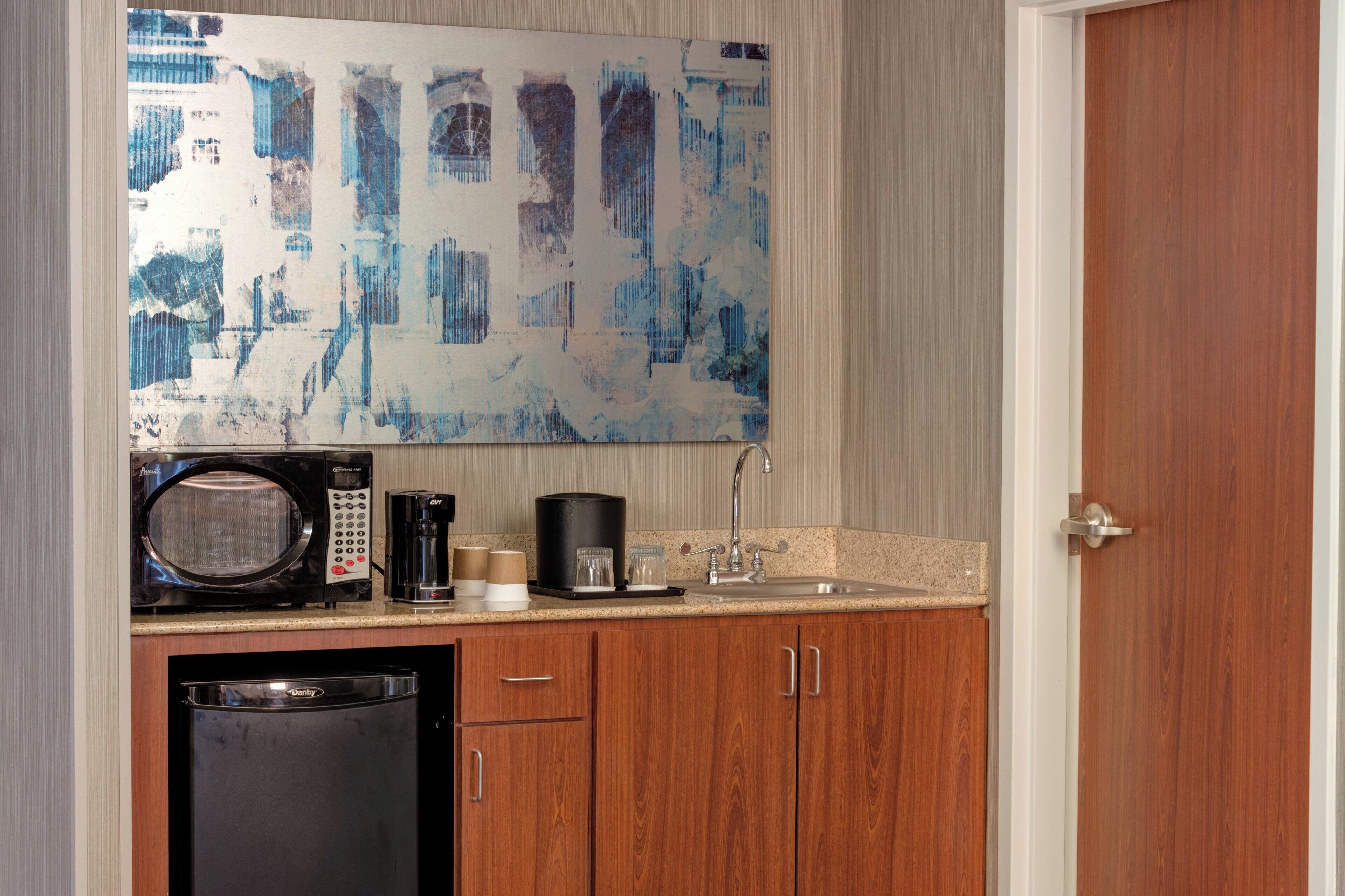 suite, 1 king bed with sofa bed | bar (on property)