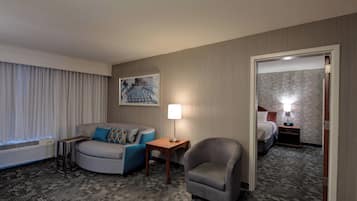 Suite Eksekutif, 1 kamar tidur | Ruang keluarga | Televisi LCD 43-inci dengan saluran TV kabel, TV, dan Netflix