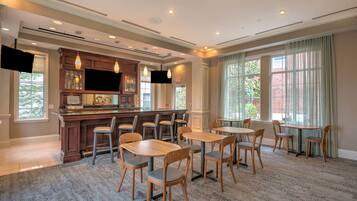 Aperto a colazione e cena, cucina americana