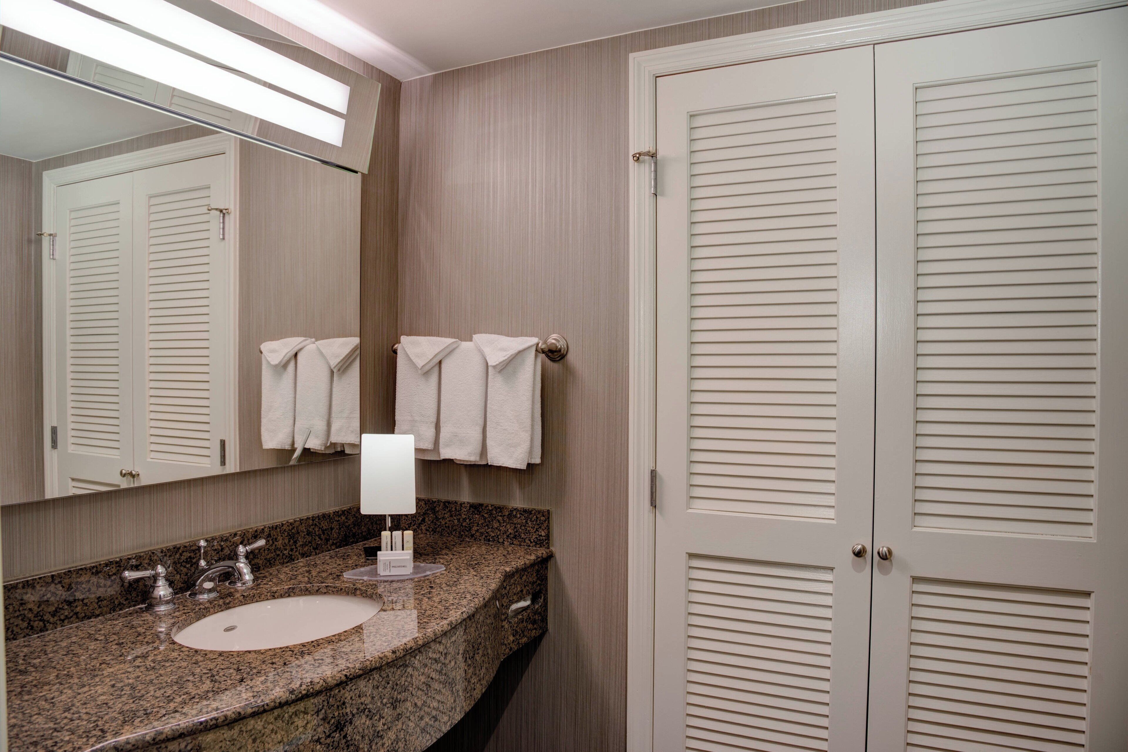 executive suite, 1 bedroom | bathroom | combined shower/bathtub, free toiletries, hair dryer, towels