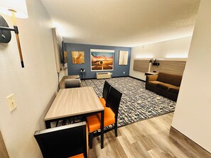 Suite, 1 cama King size, para no fumadores, refrigerador y microondas (Larger Room;with Sofabed) | Área de sala de estar | Televisión de pantalla plana de 50 pulgadas con canales vía satélite 