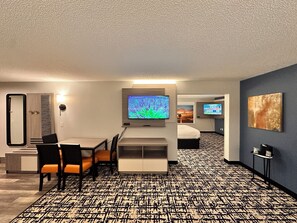 Sviitti, 1 suuri parisänky, tupakointi kielletty (Larger Room;with Sofabed) | Oleskelualue | 54–tuumainen taulutelevisio, jossa satelliittikanavat