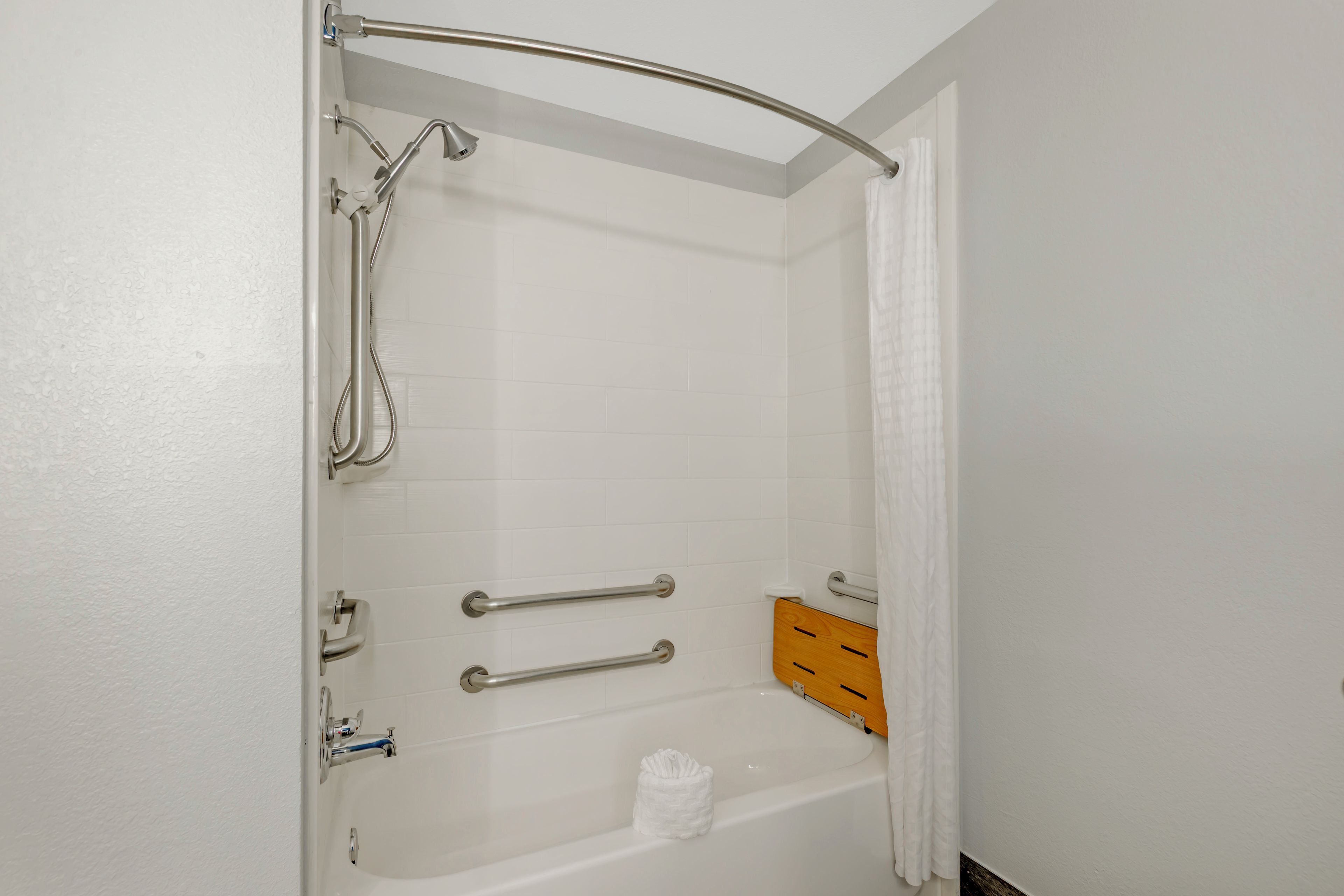 Un baño con bañera, ducha e inodoro.