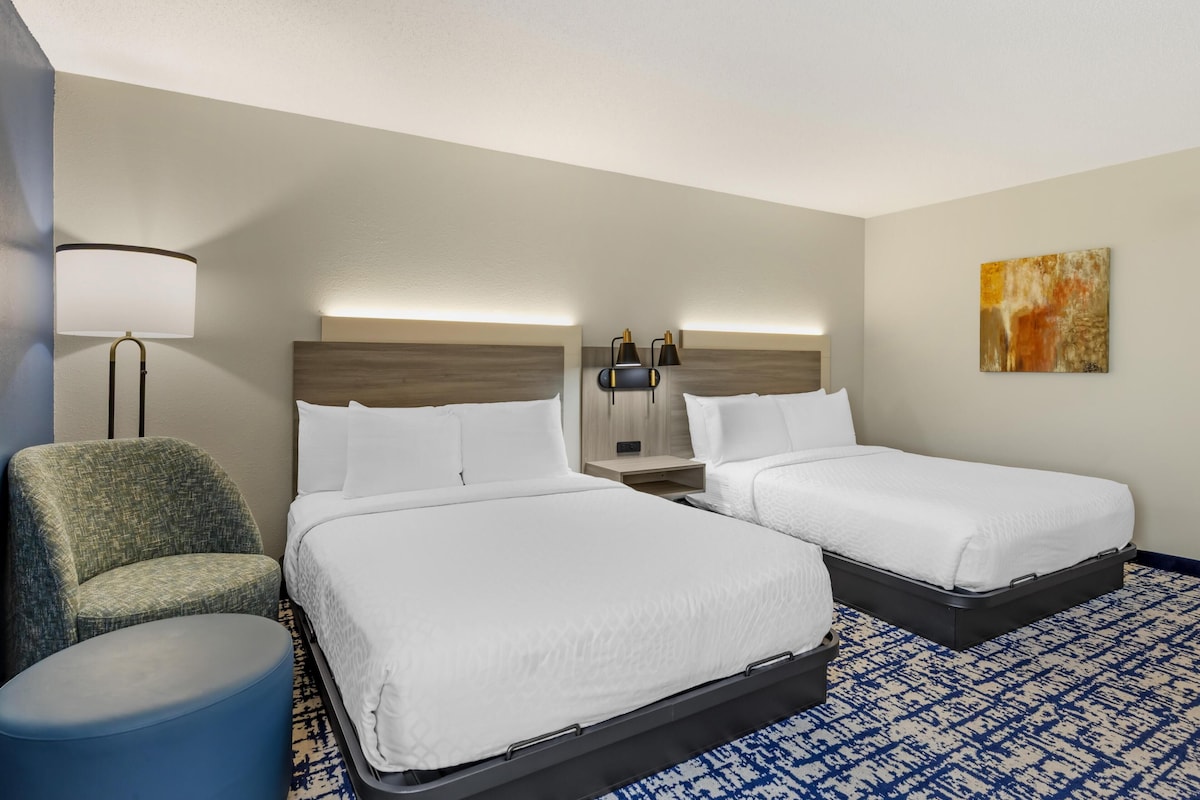 Habitación estándar, 2 camas Queen size, con acceso para personas discapacitadas | Ropa de cama hipoalergénica, edredón, camas con pillow-top y escritorio 