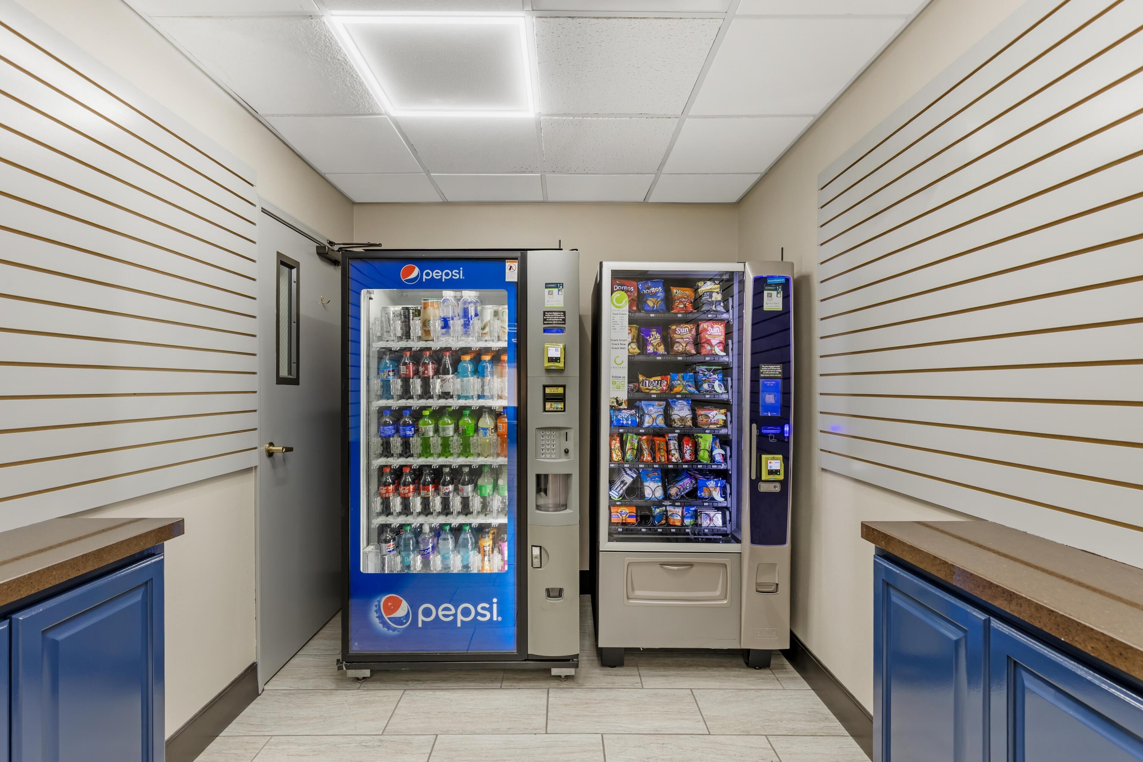 Uma área com máquinas de venda automática de Pepsi e Doritos.