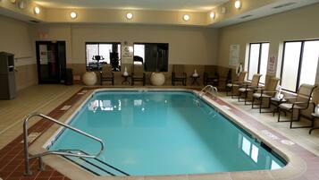 Hồ bơi trong nhà, ghế dài tắm nắng