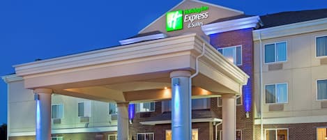 Un hôtel Holiday Inn Express & Suites doté d’une entrée couverte et d’une façade en briques.
