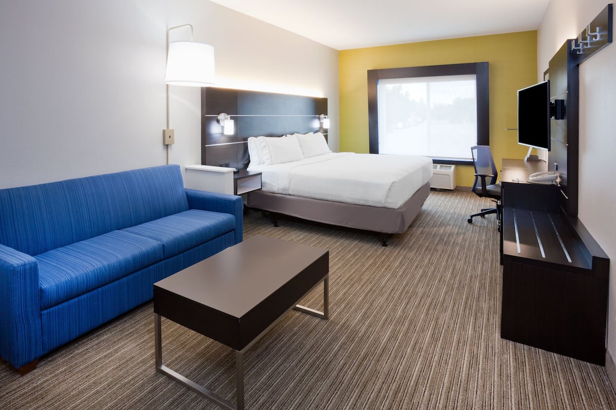 Suite, 2 habitaciones | Escritorio, espacio para trabajar con laptop y cortinas blackout