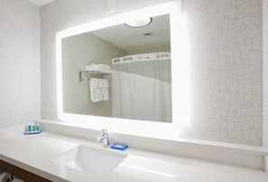 Amenidades de baño gratuitas, secadora de cabello, toallas