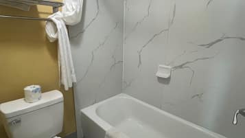 Een bad/douchecombinatie, gratis toiletartikelen, een haardroger