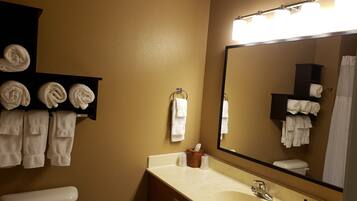 Tina con regadera, amenidades de baño gratuitas, secadora de cabello