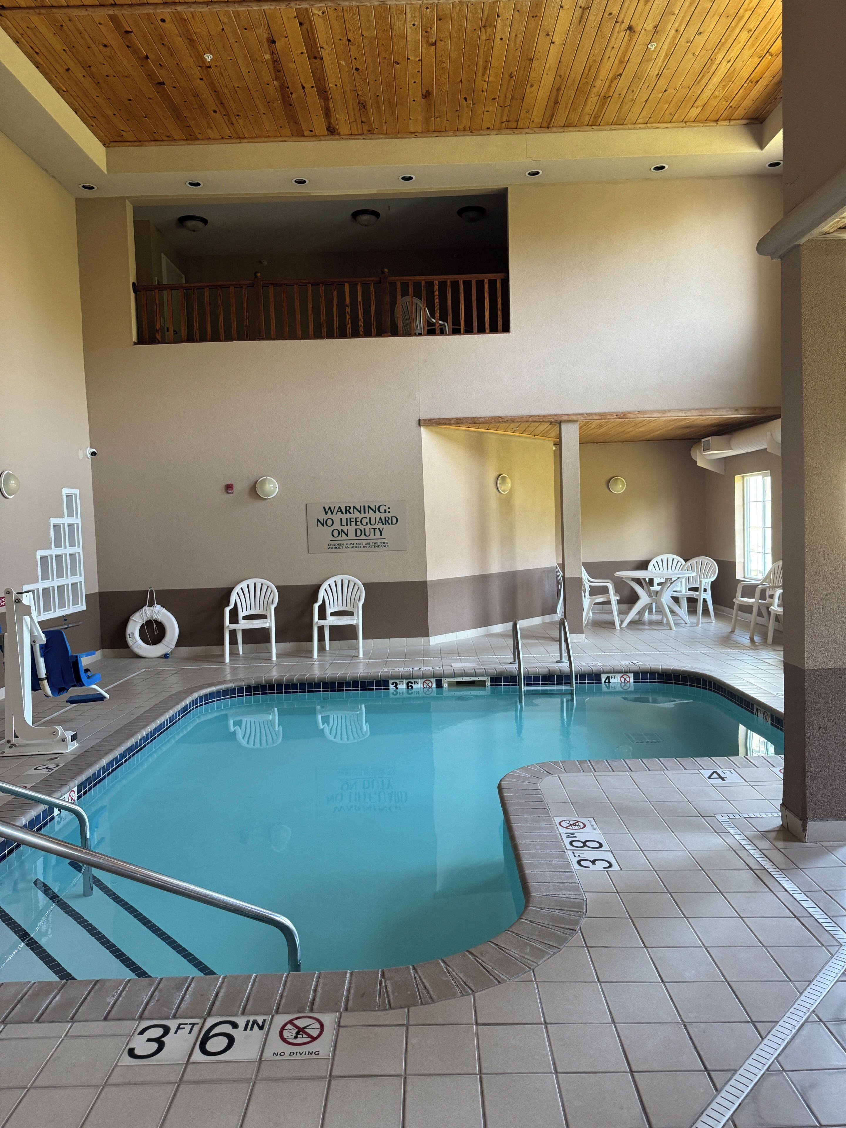 Indoor pool, pool loungers