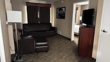 Suite, 1 habitación, no fumadores | Zona de estar | Televisión LCD de 32 pulgadas con canales por cable, una televisión