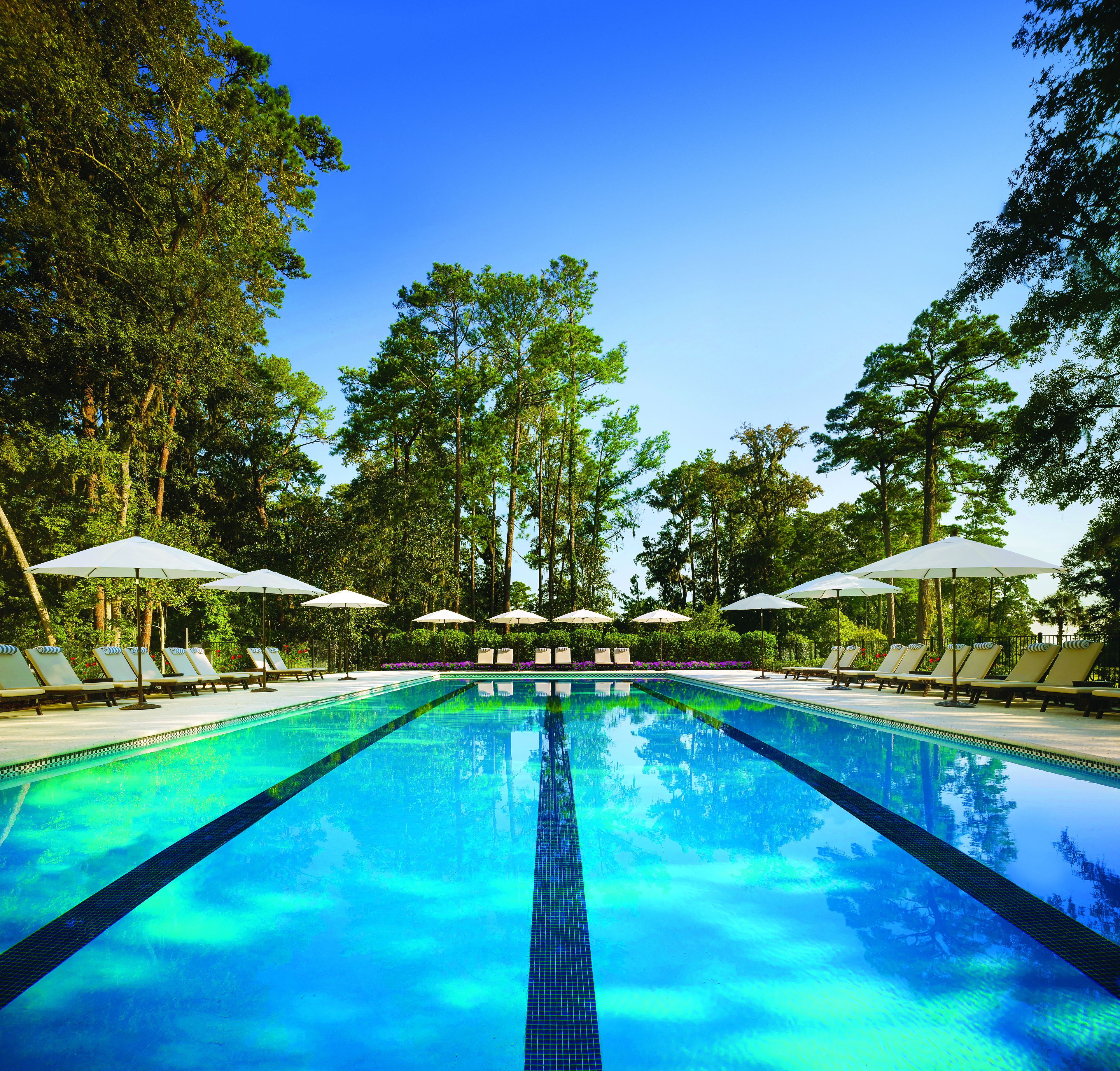 2 座室外游泳池，提供泳池遮陽傘和日光浴躺椅