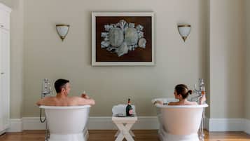 Salas de tratamiento para parejas, sauna y tina de hidromasaje