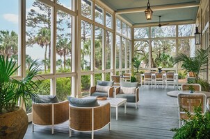 5 restaurants, breakfast, lunch, dinner served; American cuisine