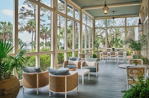 5 restaurants, breakfast, lunch, dinner served; American cuisine