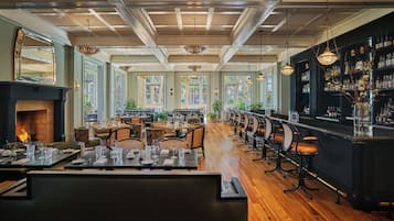 5 restoran, melayani sarapan, makan siang; sajian masakan Amerika