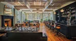 5 restaurants, breakfast, lunch, dinner served; American cuisine