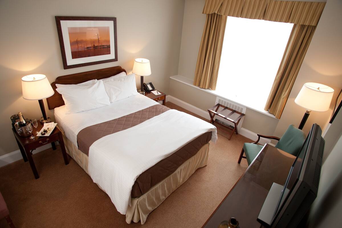 Standard Room, 1 Queen Bed (Classic Queen)