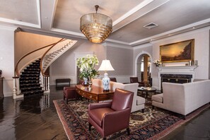 Lobby sitting area - The Tidewater Inn (Easton)