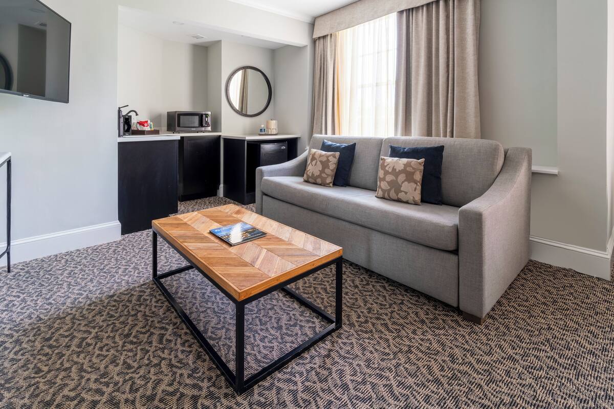 Premier King Executive Suite | Living area | Flat-screen TV