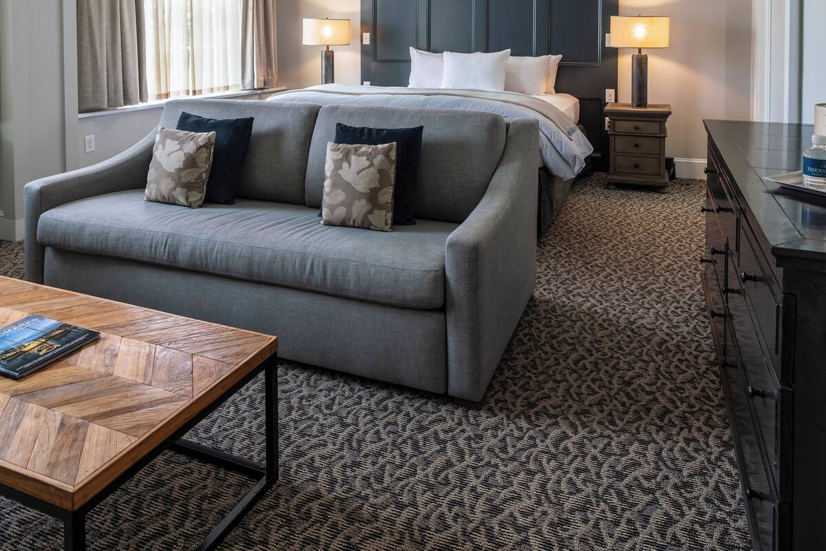 Premier King Deluxe Room | Premium bedding, down comforters, pillowtop beds, in-room safe