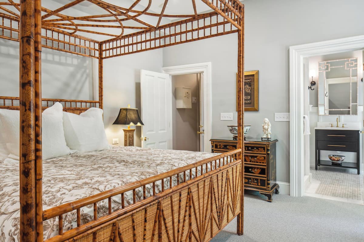 Deluxe kamer, 1 kingsize bed (Asian Suite (at Tidewater House)) | Luxe beddengoed, donzen dekbedden, pillowtop-bedden