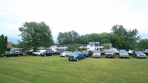 Un parking avec plusieurs voitures et, au fond, un bâtiment portant l’inscription « B&B Inn ».