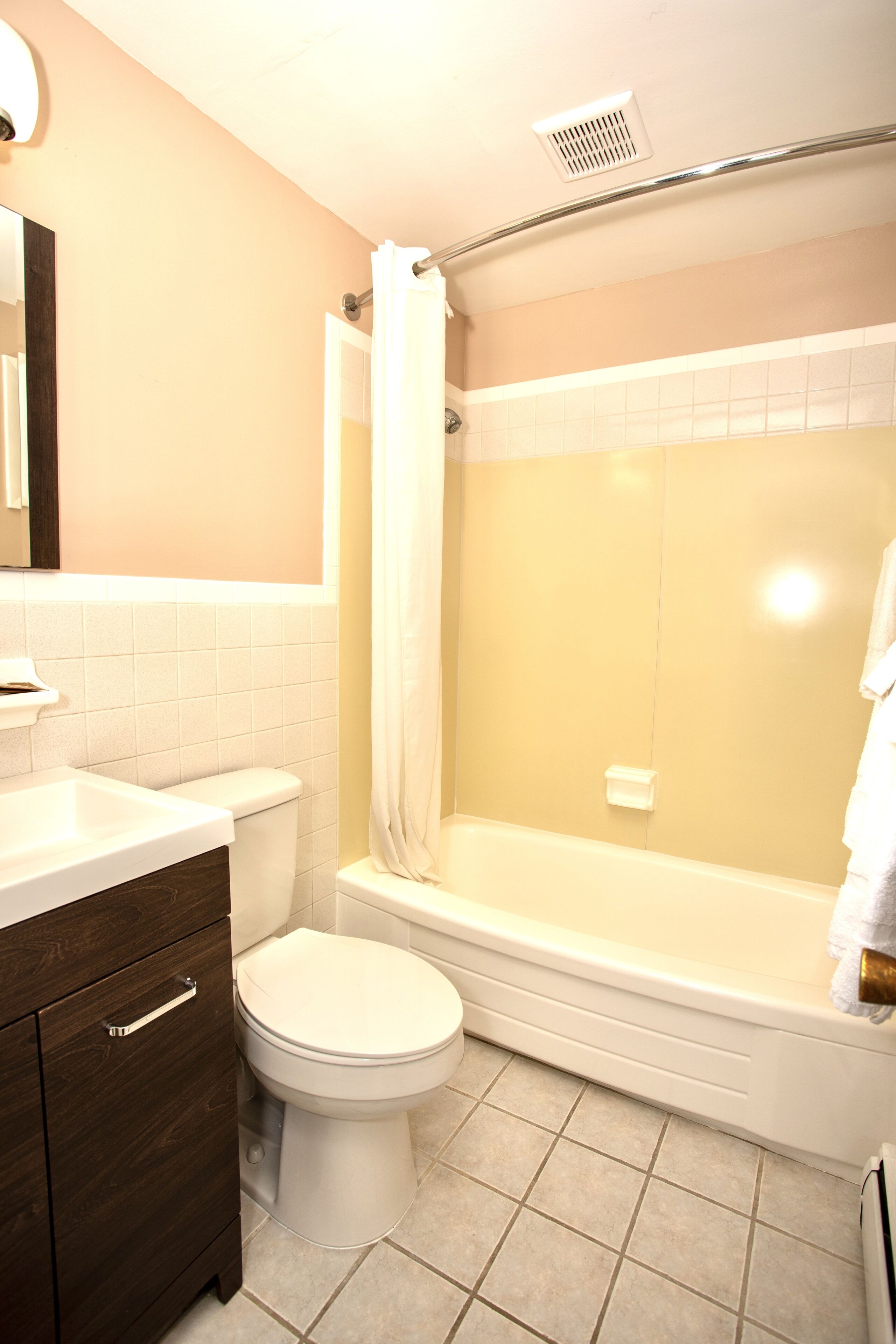 Standard Room, 1 King Bed, Non Smoking | Bathroom | Combined shower/tub, deep soaking tub, free toiletries, hair dryer
