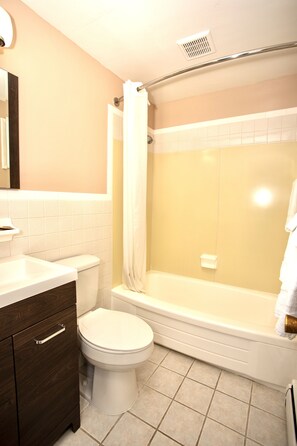 Habitación estándar, 1 cama King size, para no fumadores | Baño | Tina con regadera, tina profunda, amenidades de baño gratuitas 