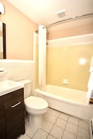 Habitación estándar, 1 cama de matrimonio grande, no fumadores | Baño | Ducha y bañera combinadas y bañera profunda